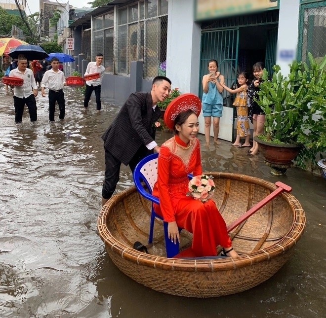 Dam cuoi mua mua, co dau kho so 