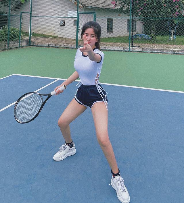 Mac do nay den san tennis, gai xinh bi nem da khong thuong tiec-Hinh-12