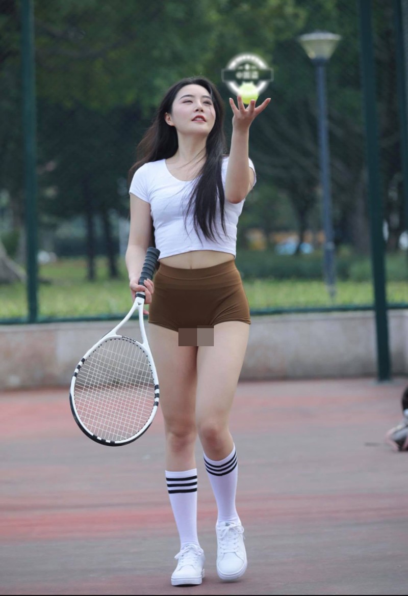 Mac do nay den san tennis, gai xinh bi nem da khong thuong tiec-Hinh-2