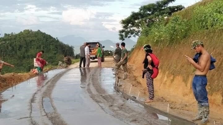 Duong be tong moi do bi pha hoai, bieu cam nguoi tho gay bao-Hinh-12