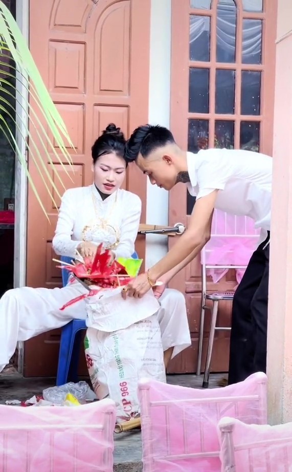 Moi ve nha chong, nang dau xan quan don rac dam cuoi gay bao-Hinh-4