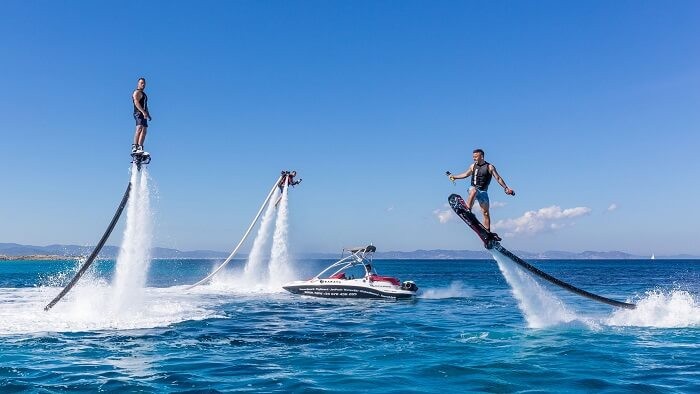 Choi flyboard gai xinh mac vay ngan bi toc nguoc 