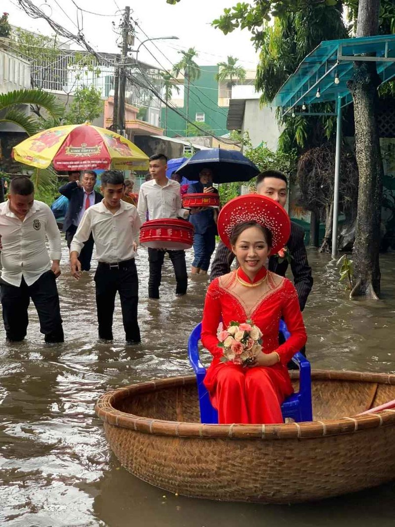 Cuoi ngay mua lu, chu re dung thuyen ruoc dau vao hon truong-Hinh-6