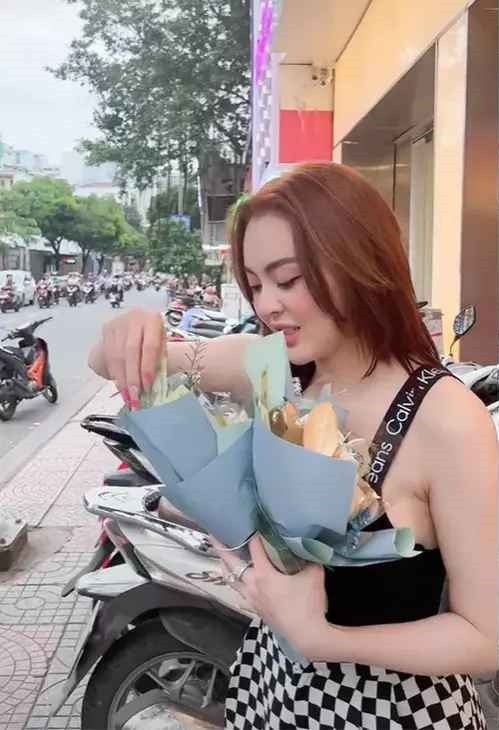 Trang Nemo choi sang cho nhan vien bo hoa tien ve tang vo