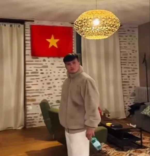 Co ban gai qua choi, Quang Hai bat ngo bi soi dieu nay-Hinh-2