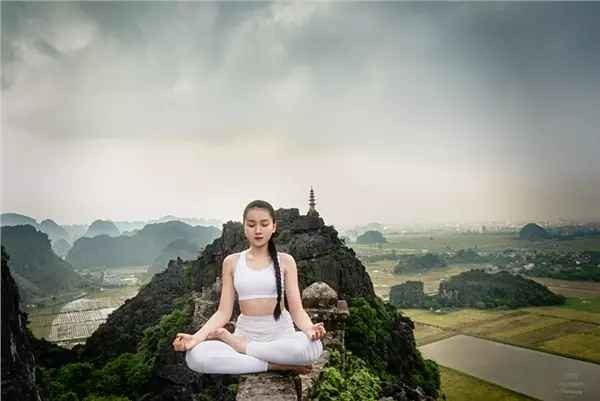 Nhom phu nu ngoi giua duong tap yoga gay tranh cai-Hinh-10