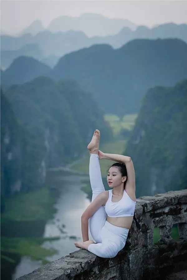 Nhom phu nu ngoi giua duong tap yoga gay tranh cai-Hinh-11