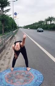 Nhom phu nu ngoi giua duong tap yoga gay tranh cai-Hinh-7