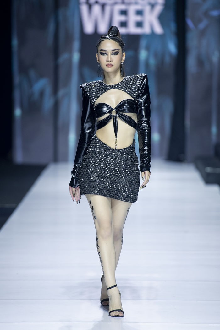 DI catwalk trong rung, Le Bong suyt gap tai nan xau ho