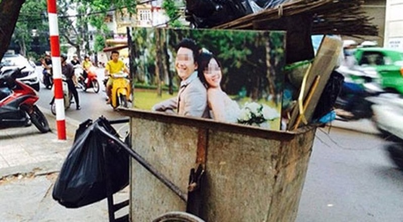 Không ngờ chiếc xe rác cũng có thể trở thành một món đồ chơi thú vị cho bộ ảnh cưới của cặp đôi này.