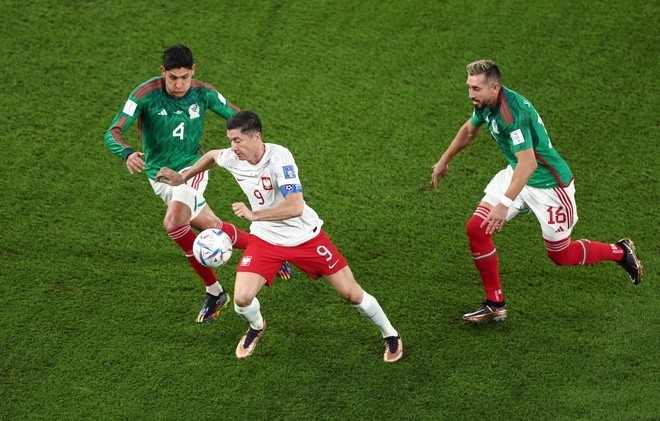 Lewandowski sut 11m truot, Ba Lan chia diem dang tiec voi Mexico-Hinh-2