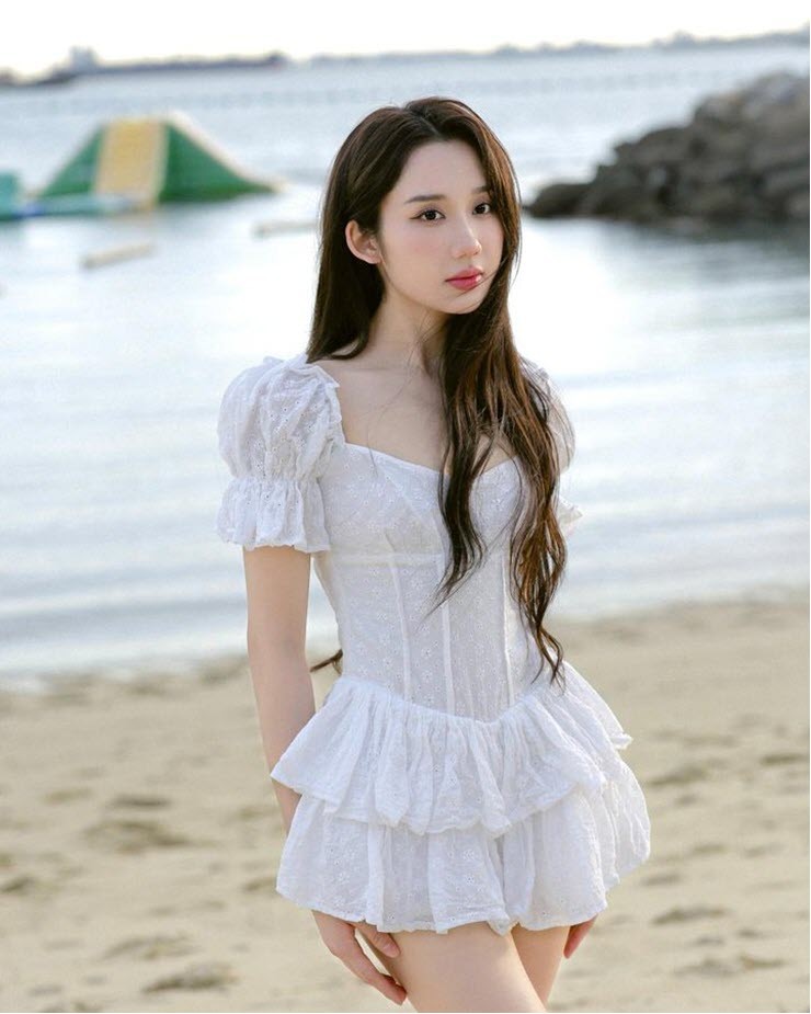 Gái xinh Mina Young khoe váy trắng ôm trọn thân hình đồng hồ cát