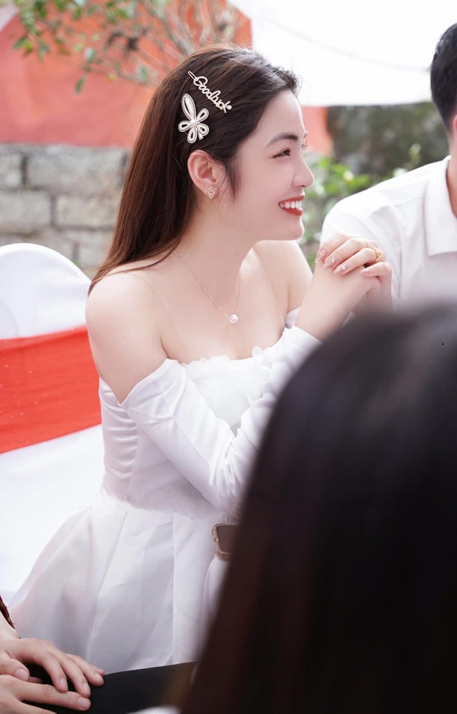 Di an cuoi chiem luon spotlight co dau, gai xinh duoc truy tim-Hinh-3