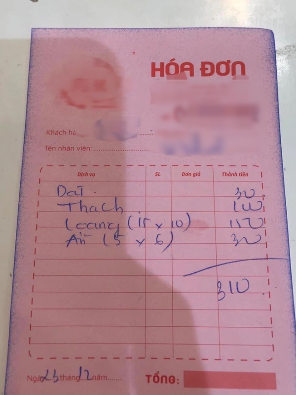 Lam nail hinh trai tim, co gai nga ngua khi nhin hoa don-Hinh-4