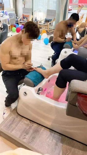 Thue nam nhan vien coi tran don nha khien netizen no tranh cai-Hinh-5