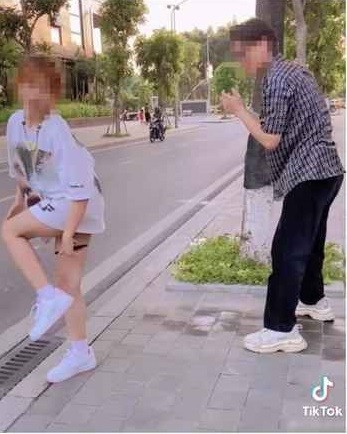 Gai tre lay tay va luoi khuay nuoc cho khach gay tranh cai-Hinh-12