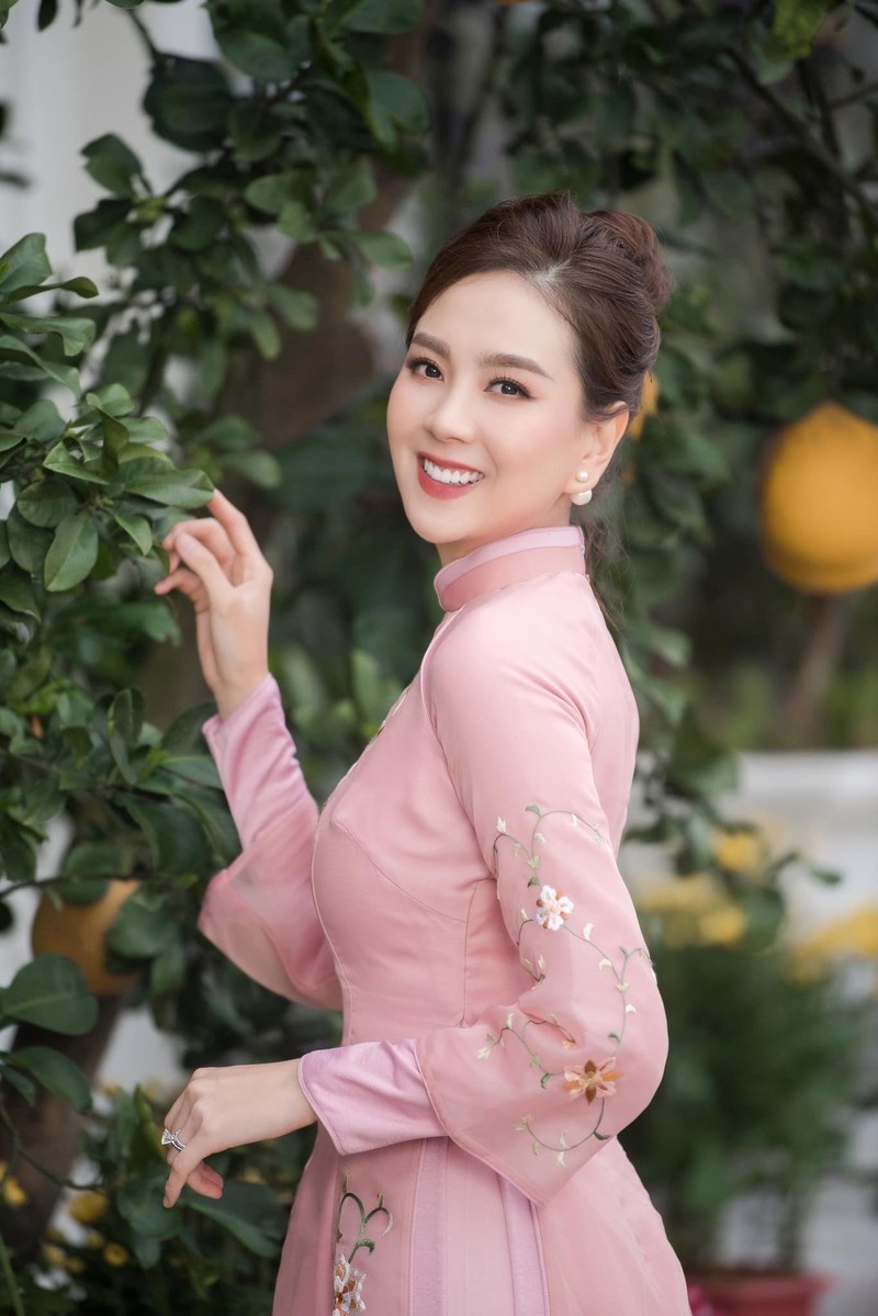 Dien ao dai, Mai Ngoc khoe vong eo 58cm 