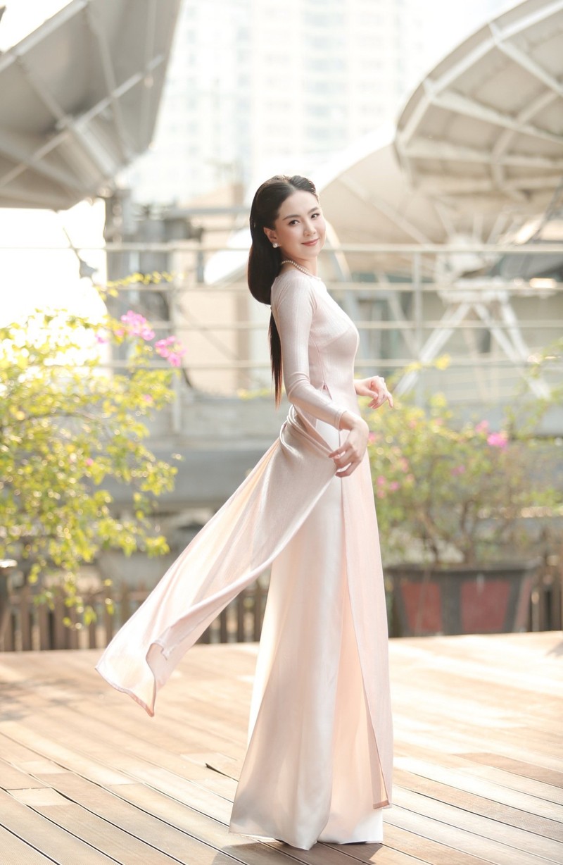 Dien ao dai, Mai Ngoc khoe vong eo 58cm 