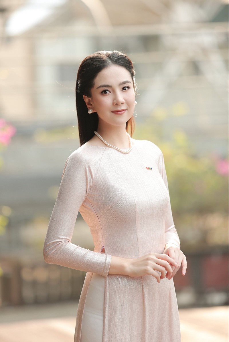 Dien ao dai, Mai Ngoc khoe vong eo 58cm 