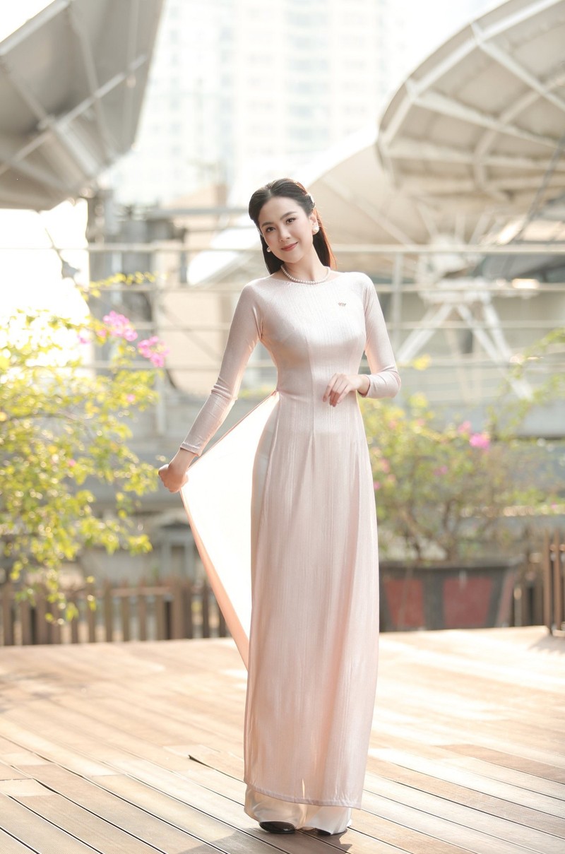 Dien ao dai, Mai Ngoc khoe vong eo 58cm 