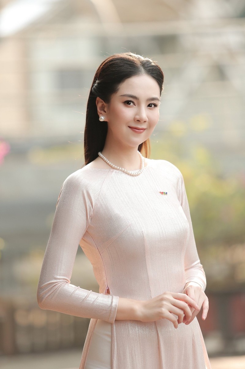 Dien ao dai, Mai Ngoc khoe vong eo 58cm 