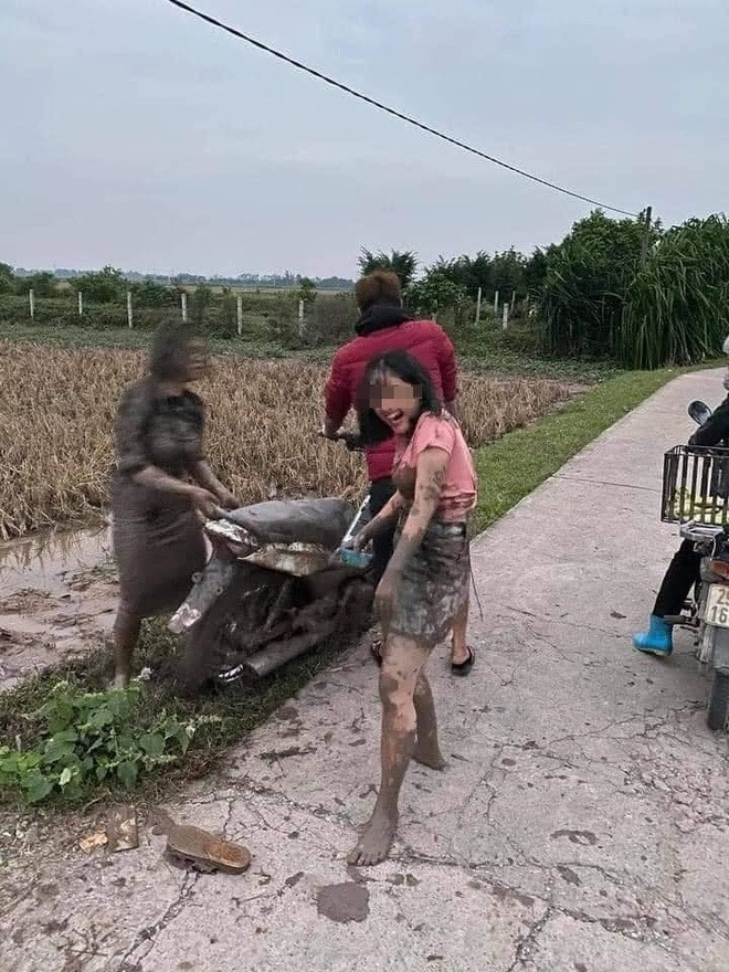 Di chuc Tet, 2 co gai nhan cai ket cuc dang... nga xuong ruong-Hinh-3