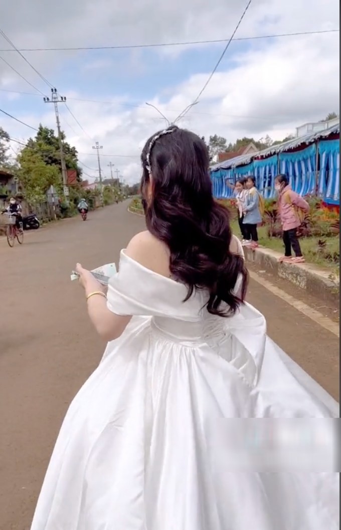 Sợ shipper đi lại nhiều lần cô dâu xách cả váy cưới ra nhận hàng  Netizen   Việt Giải Trí