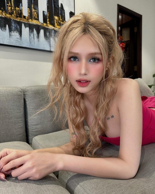 Xoai Non e ap ben ta ao dai khien netizen khong khoi xuyt xoa-Hinh-7