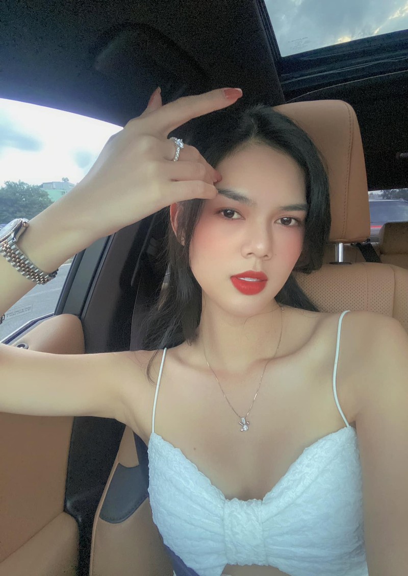 Gai xinh tung bi 2 cau thu phu tinh gio ra sao?-Hinh-10