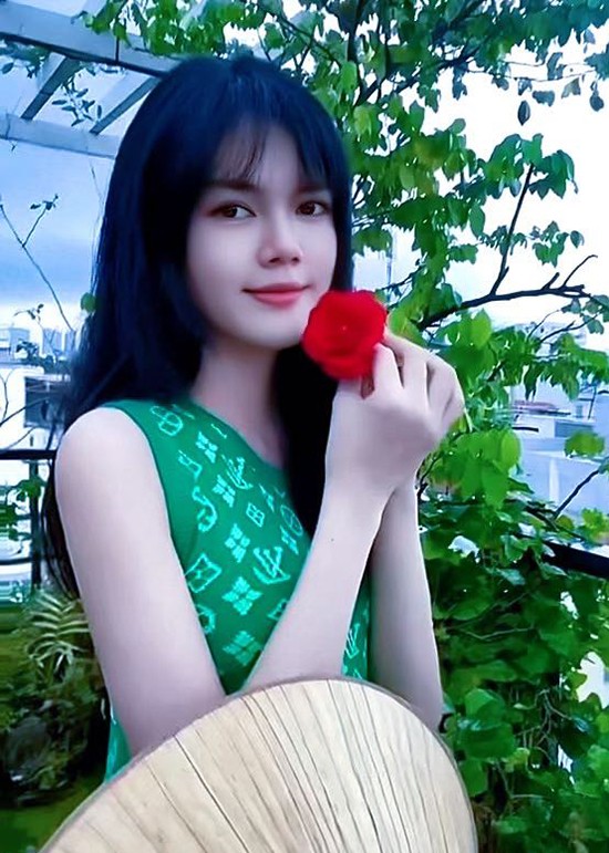 Gai xinh tung bi 2 cau thu phu tinh gio ra sao?-Hinh-7