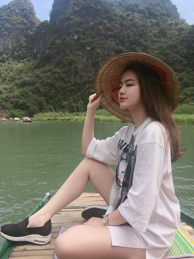 Body net nhu ve cua nu tiep vien hang khong mua tren may bay-Hinh-12