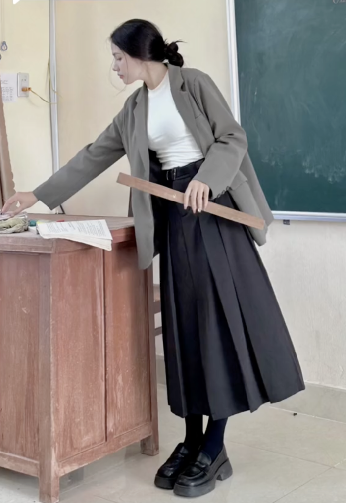Đi dạy học vì đam mê cô giáo Gen Z diện outfit cực chất