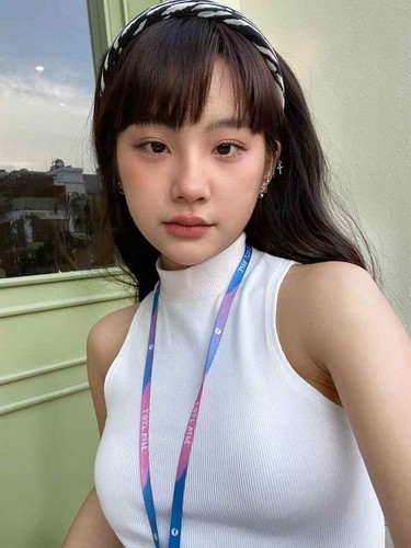 Hot girl nguoi Tay lo so thich le luoi khoe khuyen giong Le Bong-Hinh-4