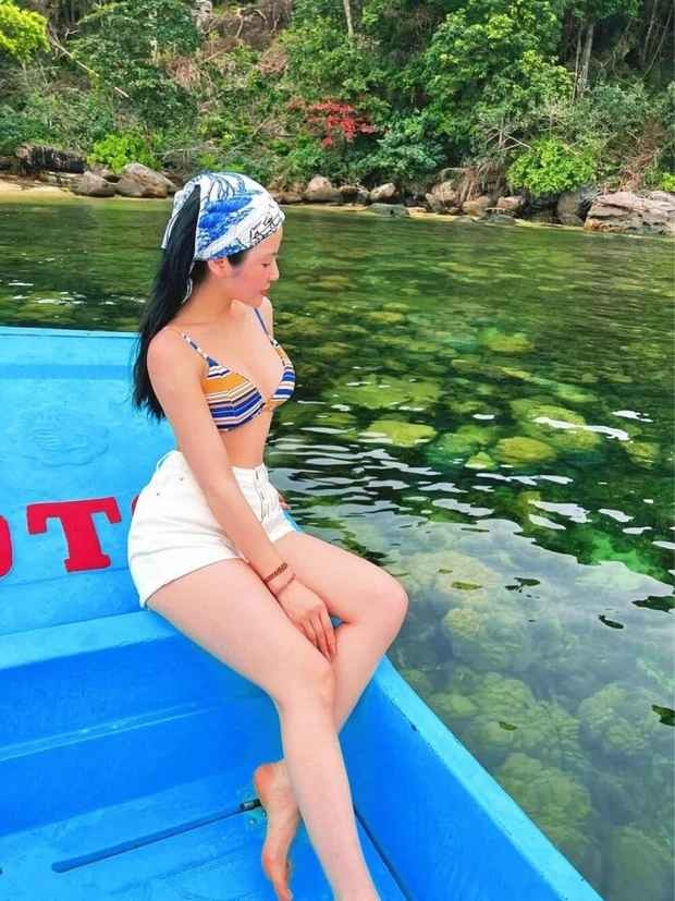 Khoe bikini troi Au, ban gai Quang Hai khoe body 