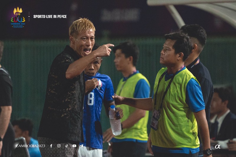 HLV U22 Campuchia gay choang voi trang phuc la ngay mo man SEA Games 32-Hinh-7