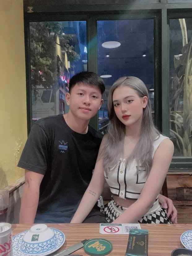 Nhan sac cuon hut cua dan ban gai cau thu U22 Viet Nam