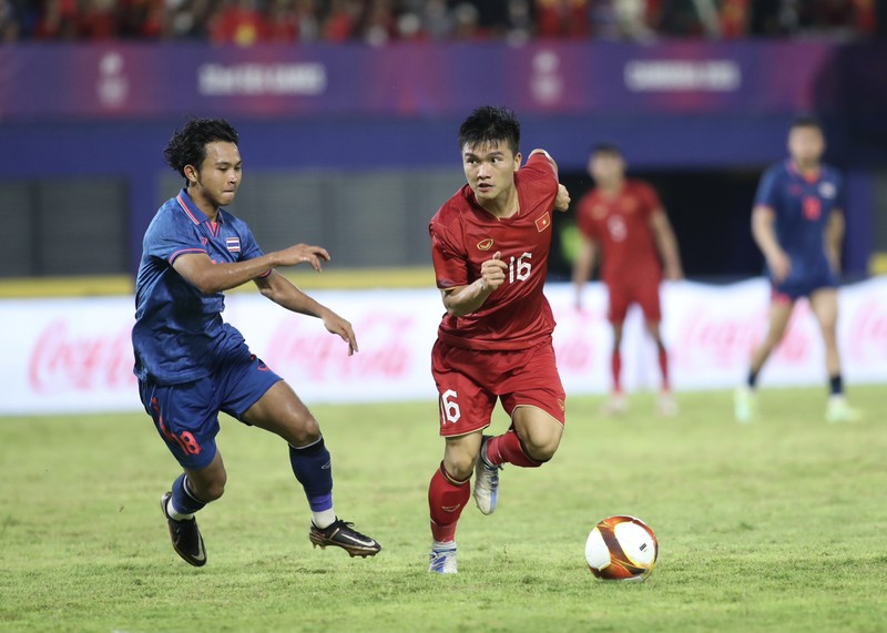 Hoa Thai Lan, U22 Viet Nam gap Indonesia o ban ket SEA Games 32-Hinh-2