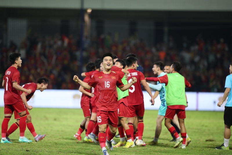 Hoa Thai Lan, U22 Viet Nam gap Indonesia o ban ket SEA Games 32-Hinh-3