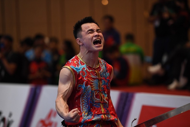 Nam VDV Wushu dan toc Nung 2 chiec HCV SEA Games day cam xuc-Hinh-2