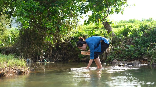 Bo thanh pho voi muc luong kha, co gai Quang Nam ve que lam ruong-Hinh-2