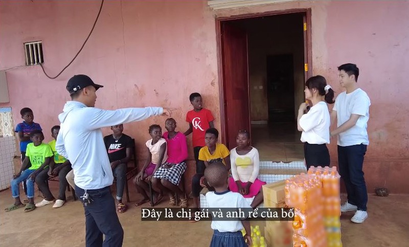 Lo nhan vat giup Quang Linh Vlogs dung co nghiep o chau Phi-Hinh-2