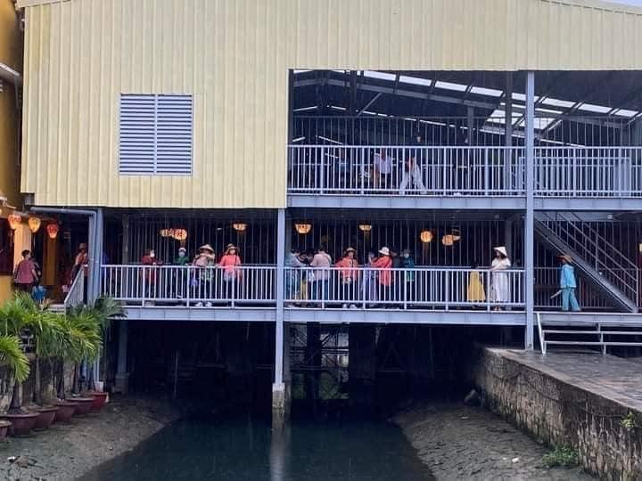 Chua Cau Hoi An trung tu, dan phuot dua nhau khoe anh “check in”-Hinh-2