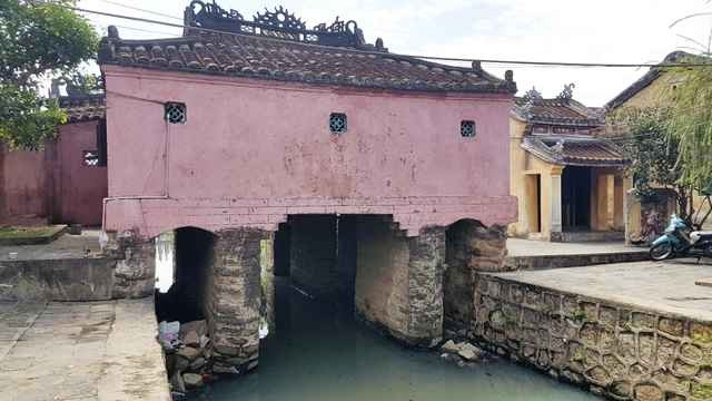 Chua Cau Hoi An trung tu, dan phuot dua nhau khoe anh “check in”-Hinh-4