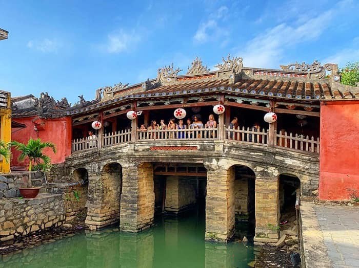 Chua Cau Hoi An trung tu, dan phuot dua nhau khoe anh “check in”