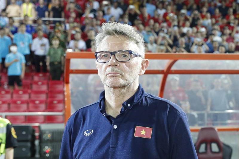 HLV Troussier va cuoc chay dua voi thoi gian: Duc toc bat dat