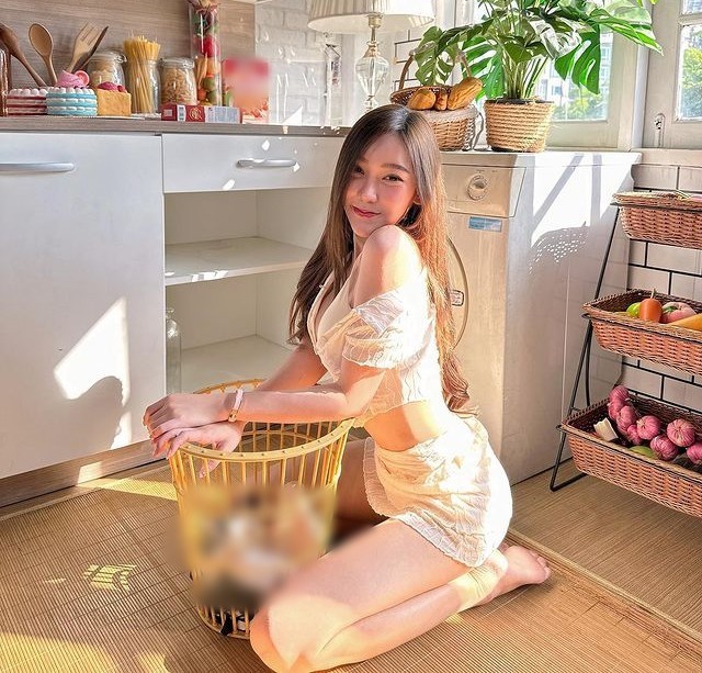 Hot girl Thai Lan co trieu fan lo so thich dien do sieu mong