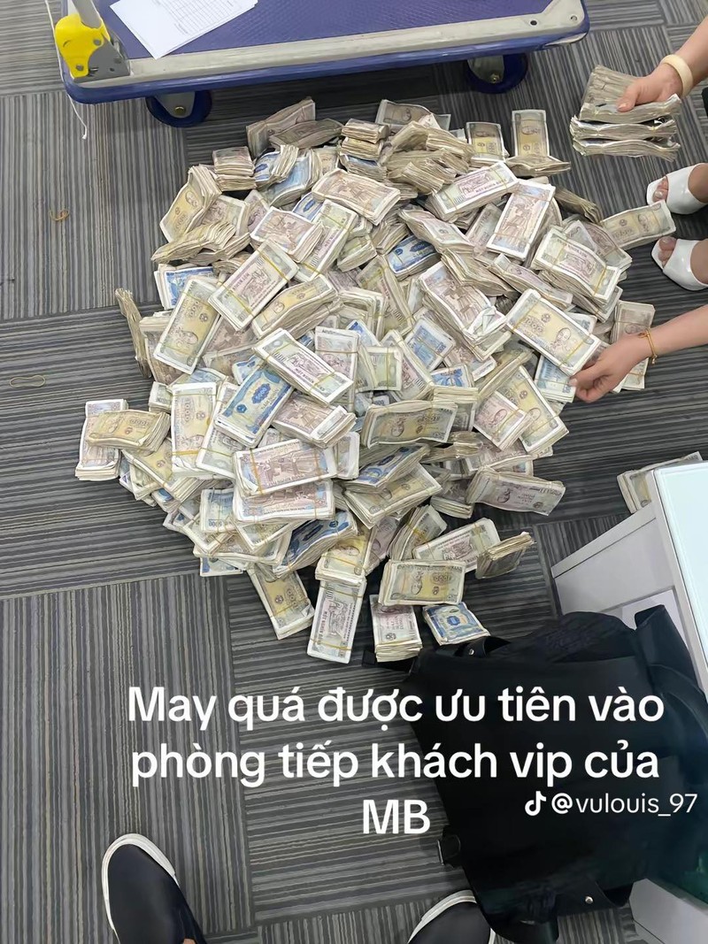 Pha dap lon di gui tiet kiem khien nhan vien ngan hang 