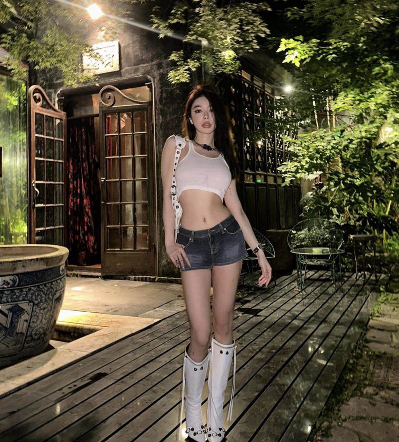 Hot girl Trung Quoc “bat trend” mac do sieu ngan, khoe vong eo 