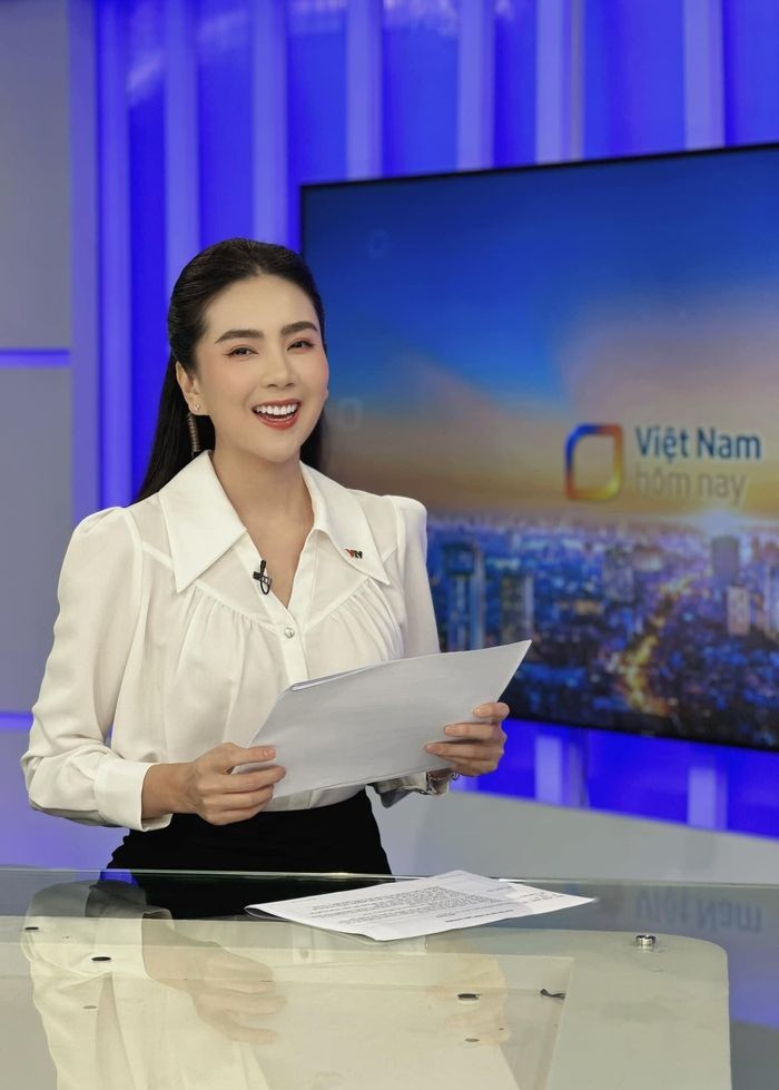 “MC dep nhat VTV” lau lau ho bao goi cam khien fan chu y