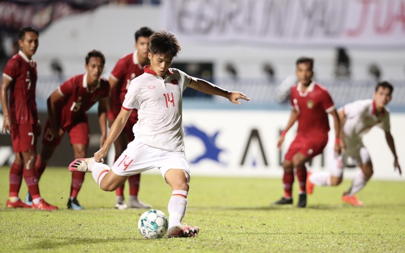 Thang Indonesia tren cham 11m, U23 Viet Nam bao ve thanh cong ngoi vuong-Hinh-6